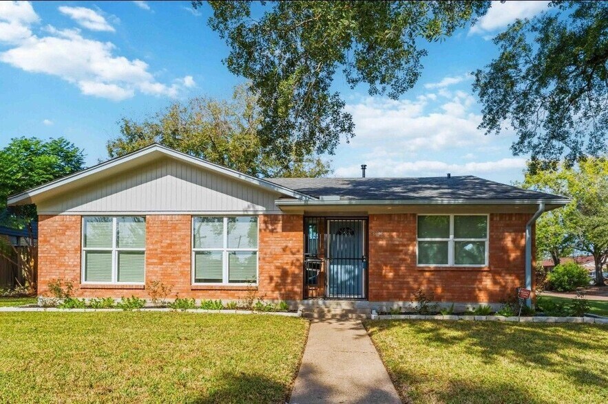 Building Photo - 3923 Hickok Ln