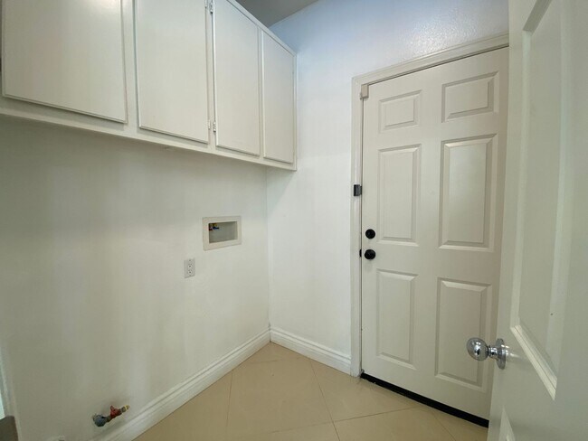 Building Photo - 2 story 4 Bedroom Home located in Amber Woods Community