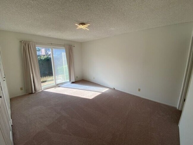 Building Photo - 701 Pine St