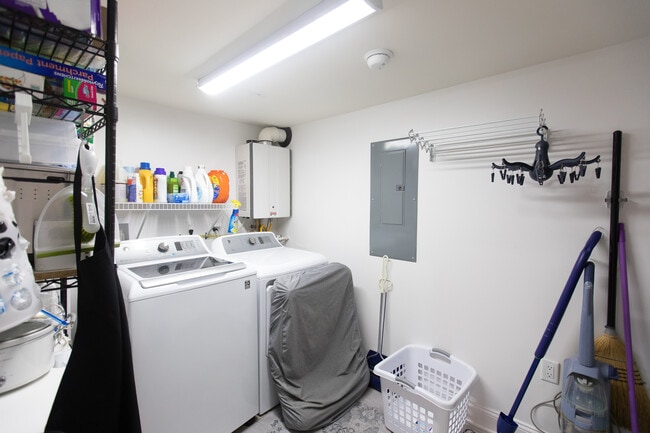 Building Photo - 107 S Richards Ave