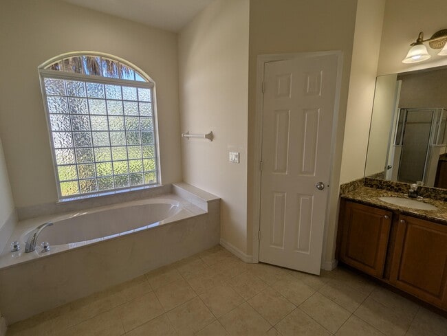Building Photo - 411 SW Vista Lake Dr