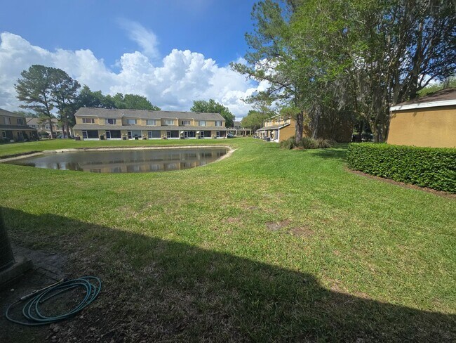 Building Photo - 2-Bedroom, 2.5-Bathroom Townhouse in Zephyrhills