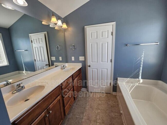 Building Photo - 695 Flintrock Dr