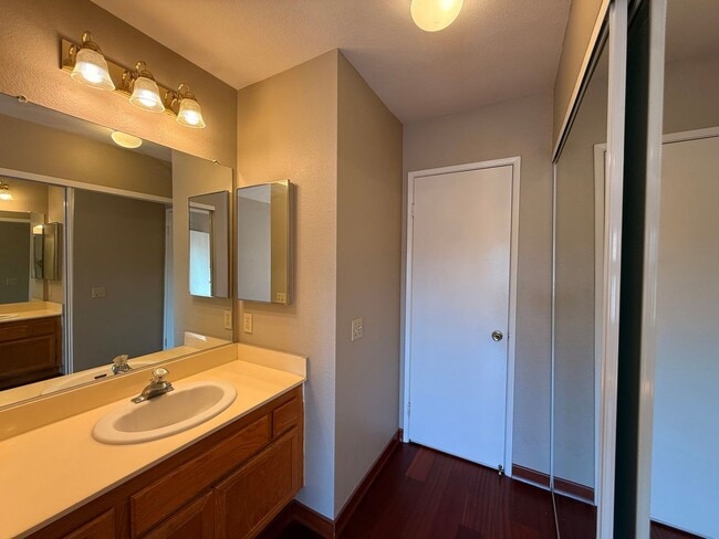 Building Photo - Bright 2BR/2BA Lofted Home with High Ceilings, Pool & 2 Parking Spaces in Clairemont!