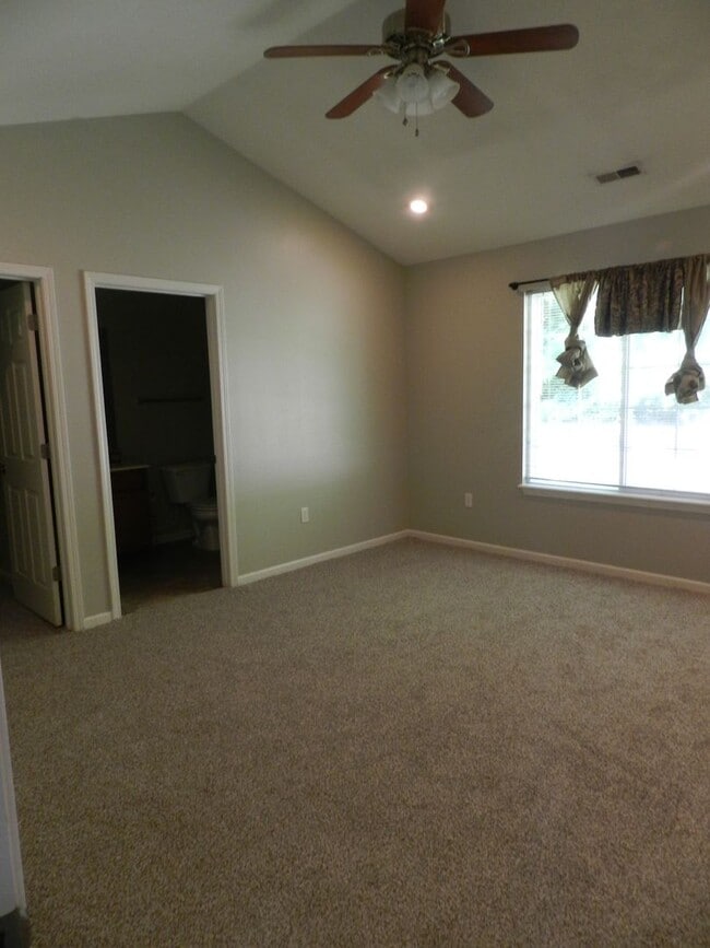 Building Photo - Avaliable April 14th