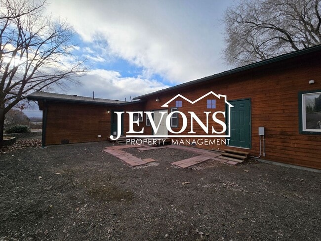 Building Photo - Move-in Special: $500 off your first month’s rent. Cozy 4-bedroom home with a fully equipped kitc...