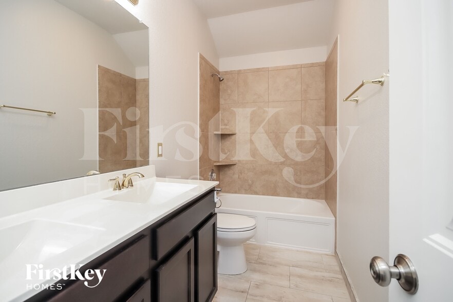 Building Photo - 2826 Torrey Pines Dr