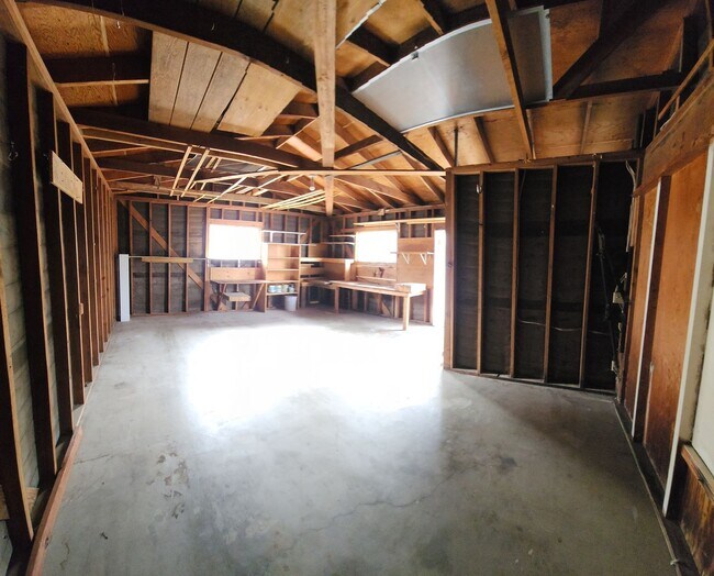Building Photo - 550 Piney Way