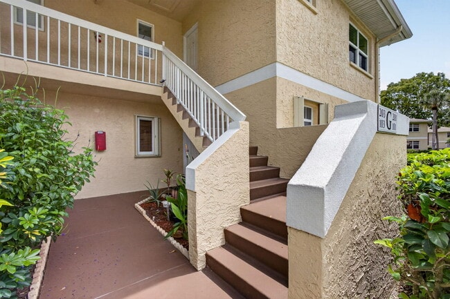 Building Photo - 1536 SE Royal Green Cir