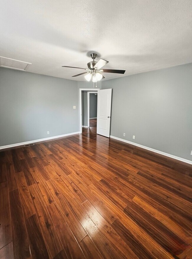 Building Photo - Charming & Spacious Large Home with Bonus Room