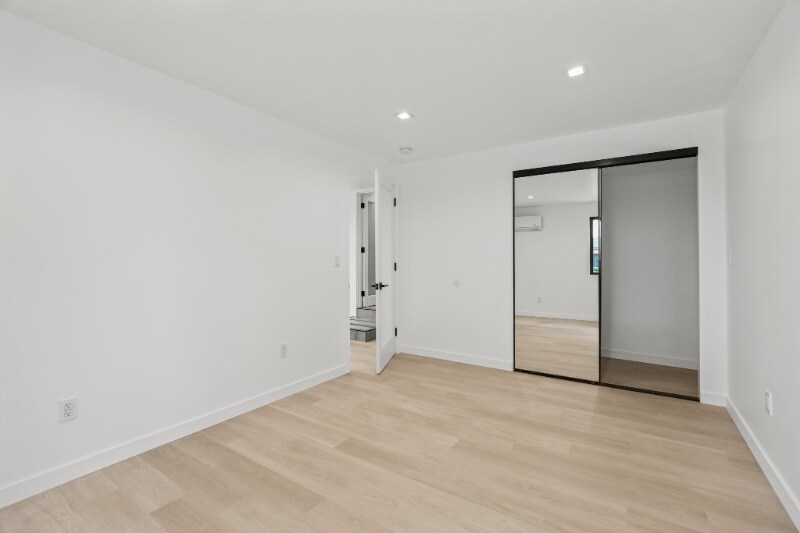 Building Photo - 2422 Meadowvale Ave