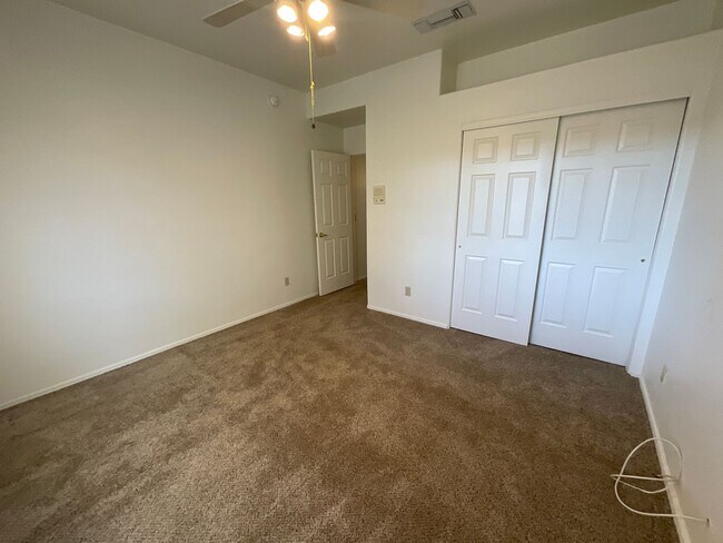 Building Photo - Great eastside location on cul-de-sac lock...