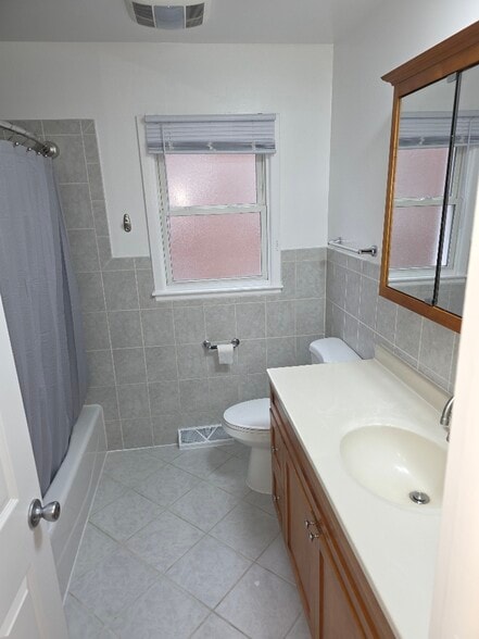 Main bathroom - 826 E Capri Dr