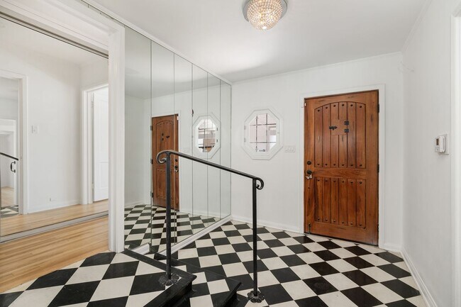 Building Photo - 1685 Sunset Plaza Dr