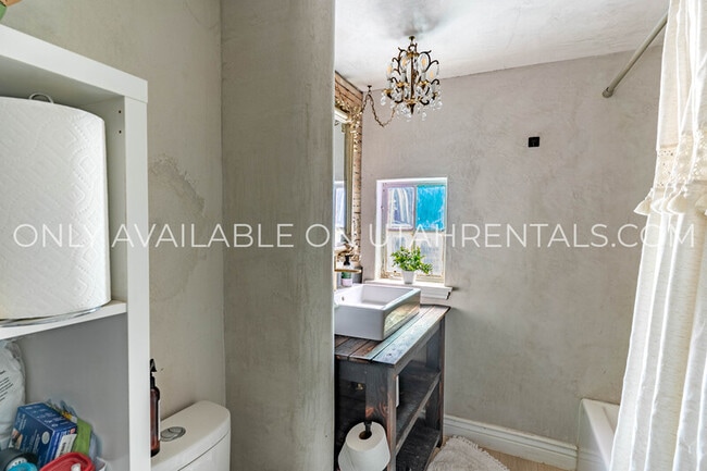 Building Photo - 537 E 200 N