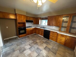 Building Photo - 3 Bedroom house two blocks from the shell ...