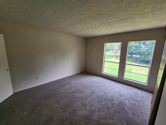 Building Photo - 3250 Strawberry Ln