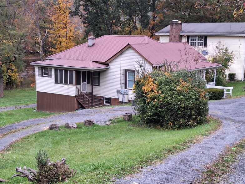 Building Photo - 5996 Seneca Trail S