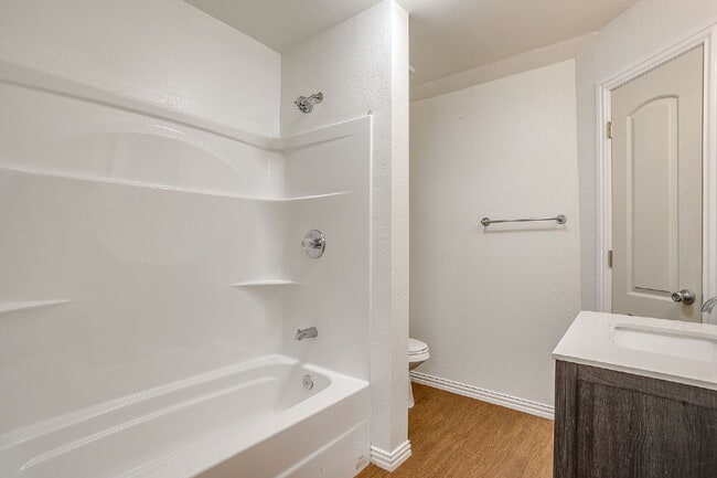 Building Photo - Updated Duplex in Weatherford with large y...