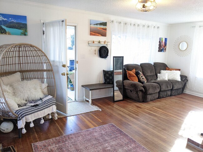 Building Photo - 110 6th St