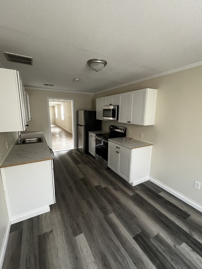 Primary Photo - 551 N Lee Ave