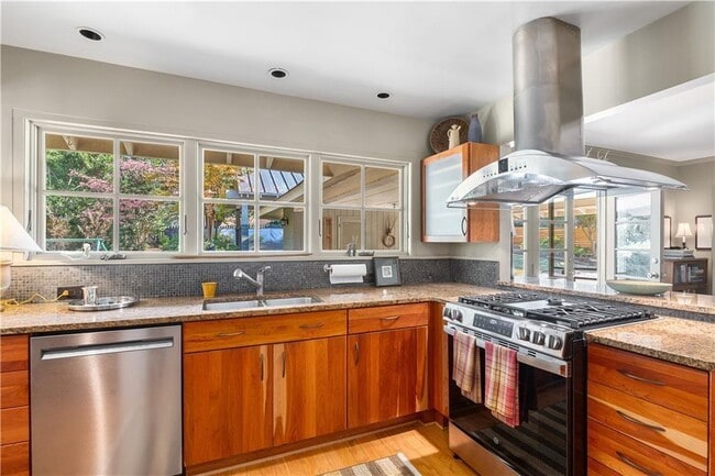 Building Photo - 465 Eastland Dr