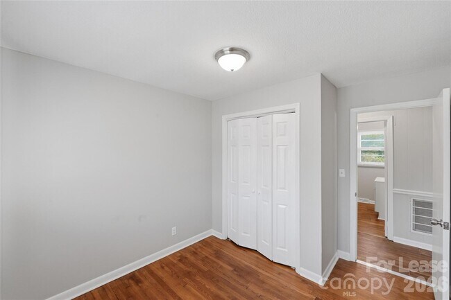 Building Photo - 1019 Carmel Dr