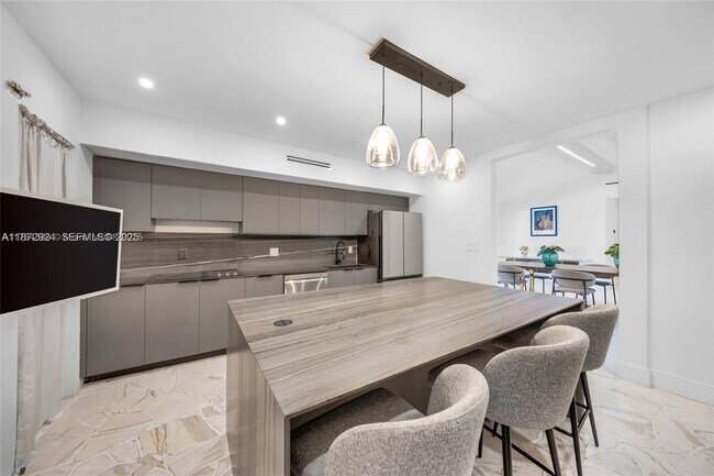 Building Photo - 1141 NE 90th St