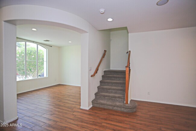 Building Photo - 1090 W Caroline Ln