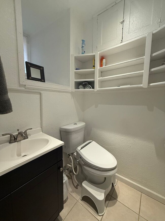 Building Photo - Modern 3-Bedroom Retreat in the Heart of C...
