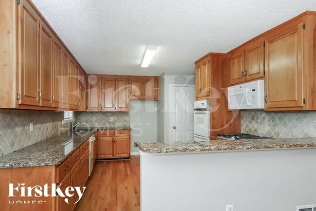 Building Photo - 860 Green Forest Dr