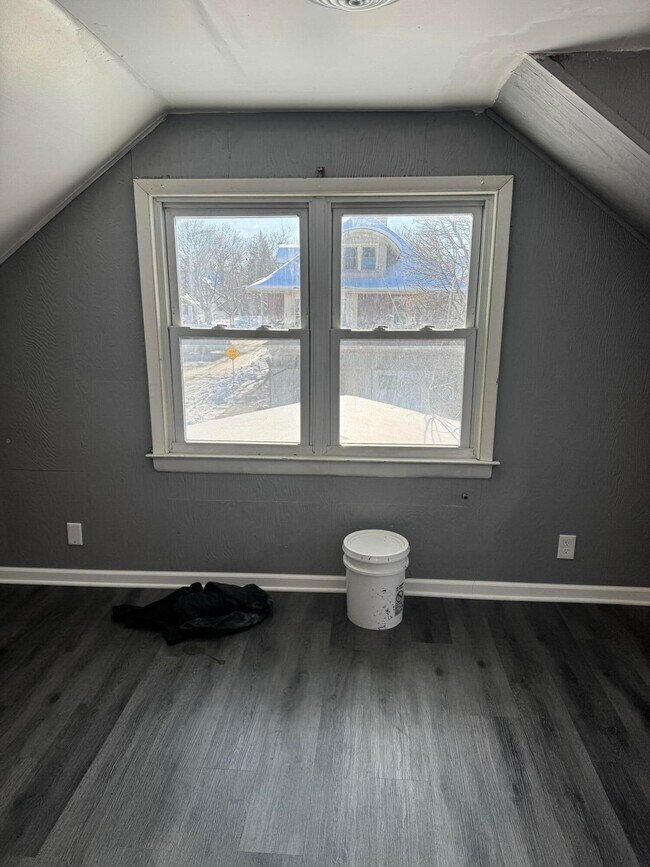 Building Photo - 1802 W Keefe Ave