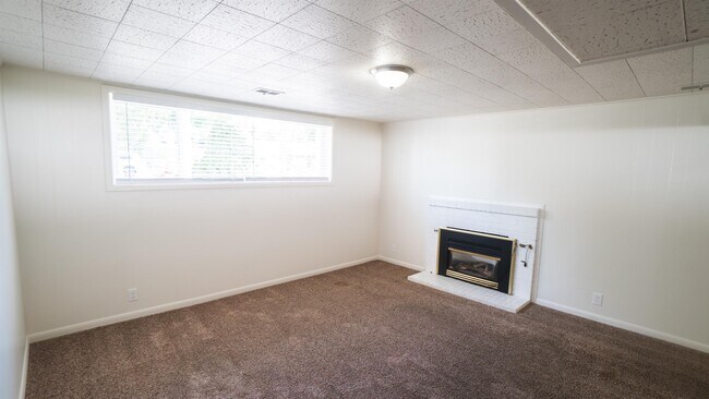 Building Photo - 5558 S Somerset Way