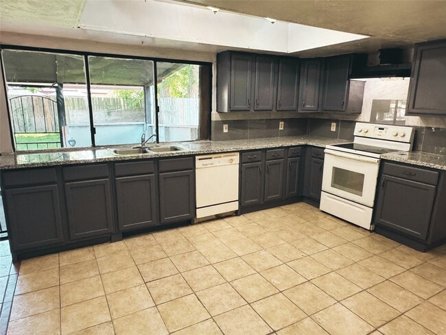 Building Photo - 2211 Mustang Springs Dr