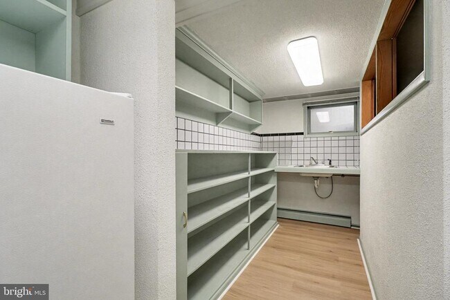 Building Photo - 8 Midland Ct