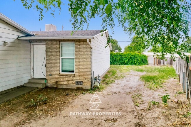 Building Photo - 3183-3183 S Harlingen Cir