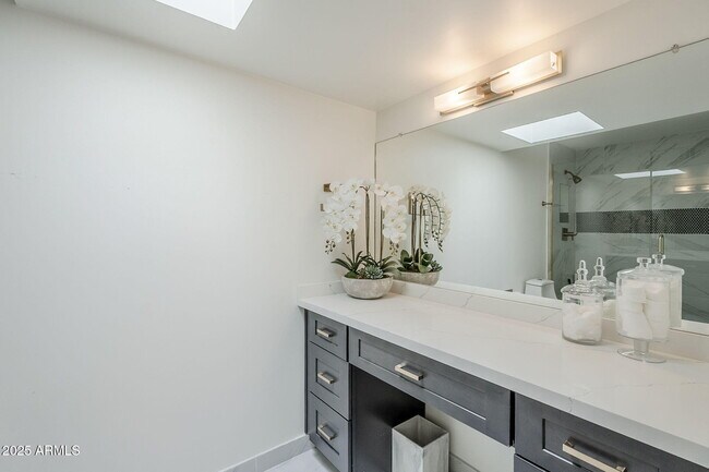 Building Photo - 7322 E Sierra Vista Dr