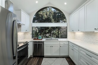 Building Photo - Impeccably remodeled unit-don't miss this ...