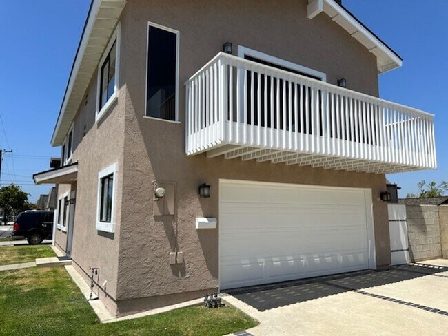 Building Photo - Remodeled 3 Bedroom 2 Bath 2 Story House, ...