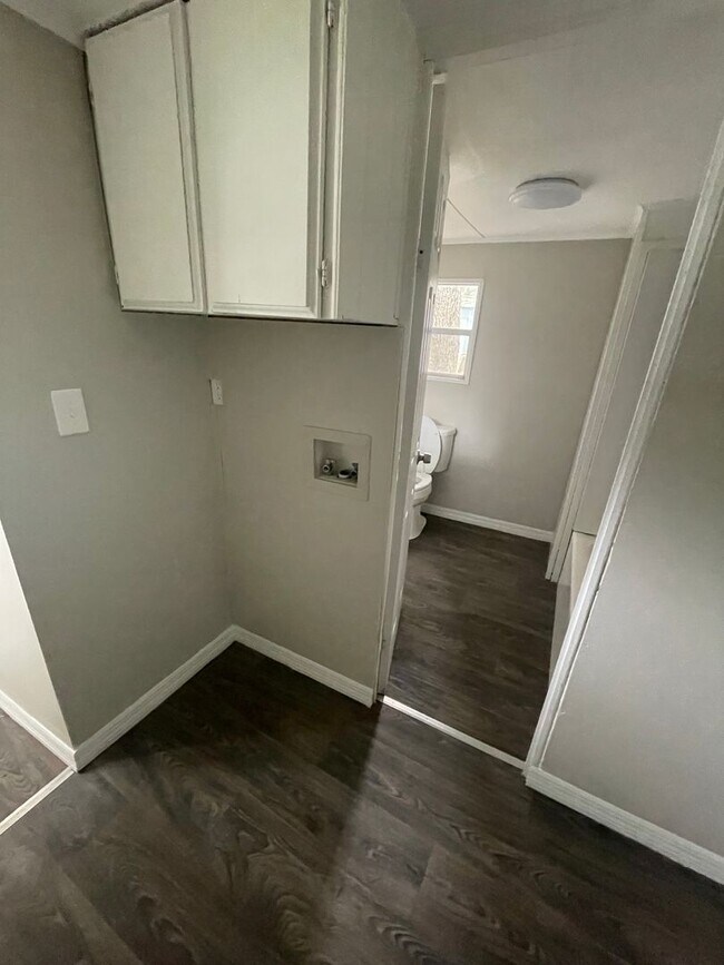 Building Photo - Welcome Home to Silver Lake