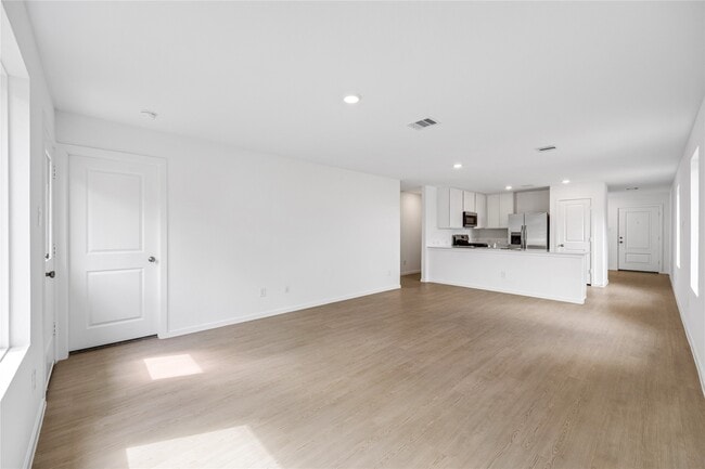 Building Photo - 915 Songbird Ln