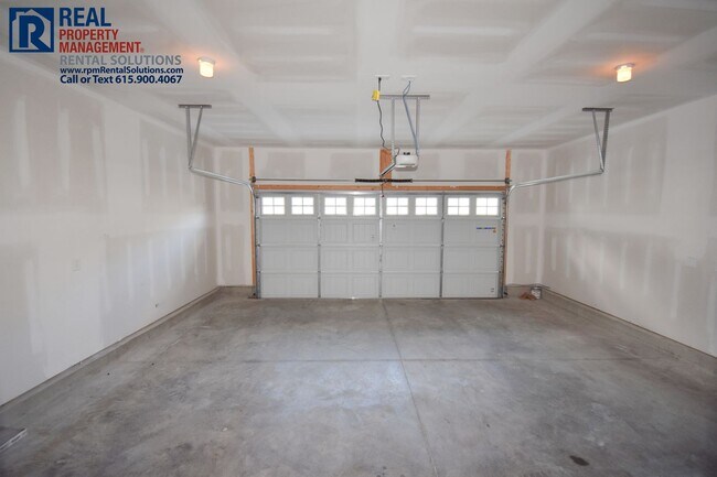 Building Photo - Beautiful, modern 4 bdrm home with attache...