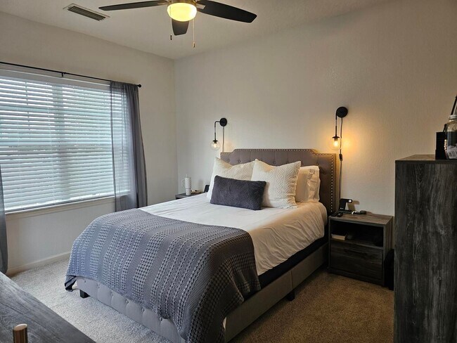 Building Photo - Beautiful end unit!