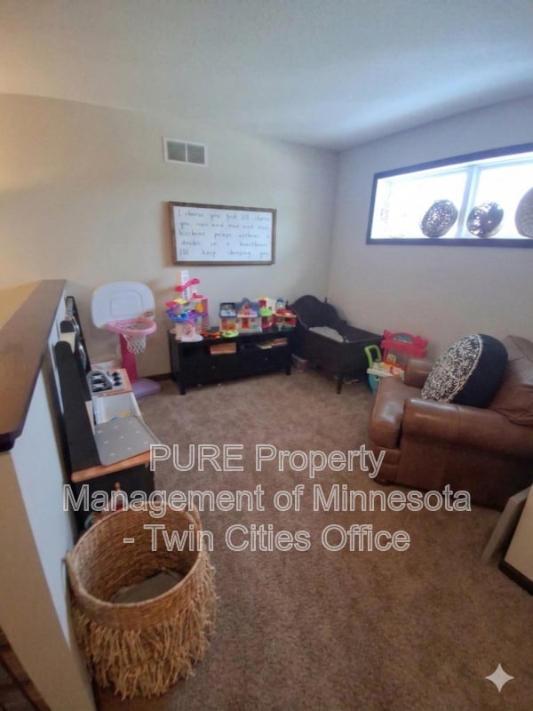 Building Photo - 1704 Basswood Ct