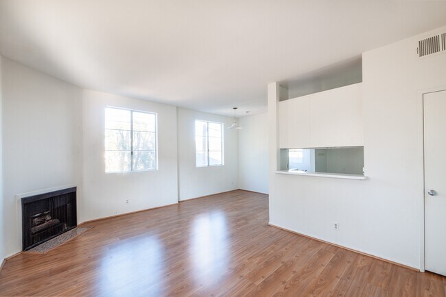 Living Room Unfurnished - 2452 S Centinela Ave