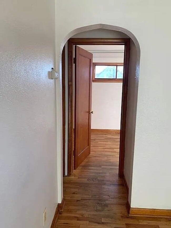 Building Photo - 1 Bedroom Apartment Available Now!