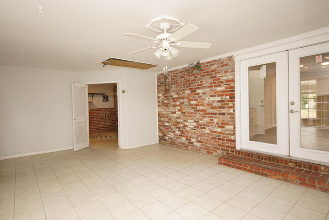 Building Photo - 596 L'Ombre Ct NE