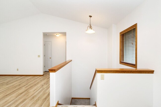 Building Photo - Large Family home For rent!