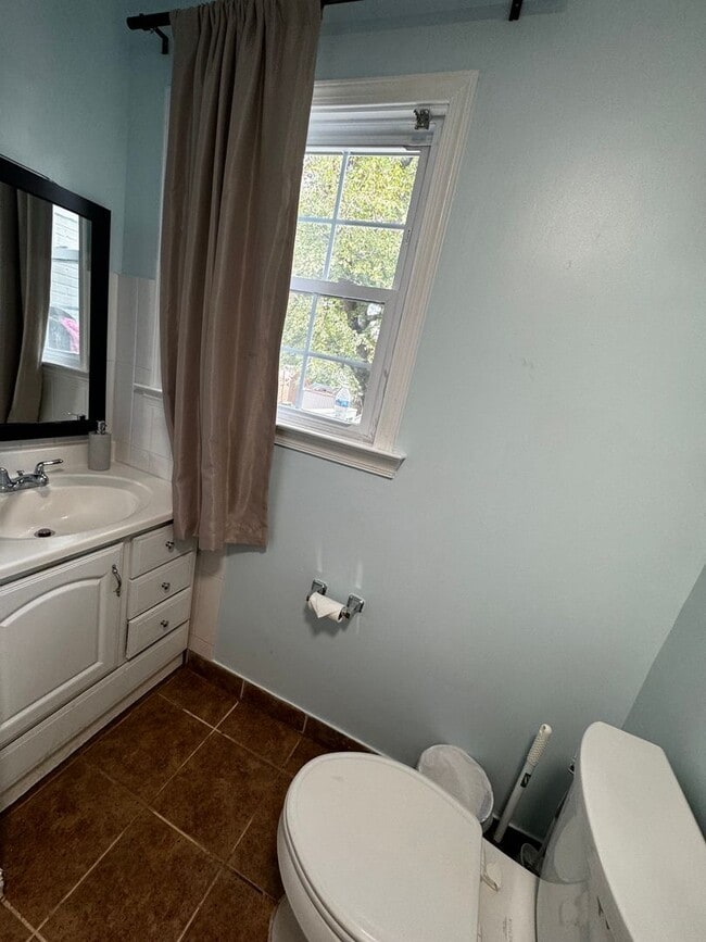 Building Photo - Spacious Furnished 4BR Home with Prime Location Near Marymount and Metro