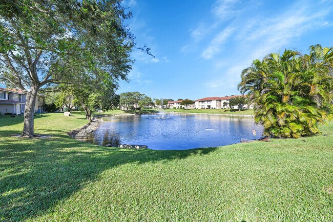 Building Photo - 906 Twin Lakes Dr